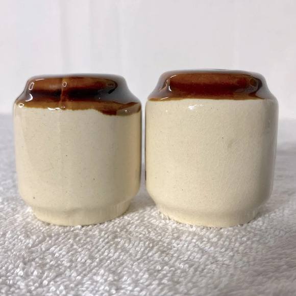 Vintage Ceramic Stoneware Tan Brown Toronto Canada Salt & Pepper Shakers - Picture 3 of 9